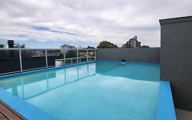 Depto céntrico en Pinamar con parrilla y piscina en la terraza